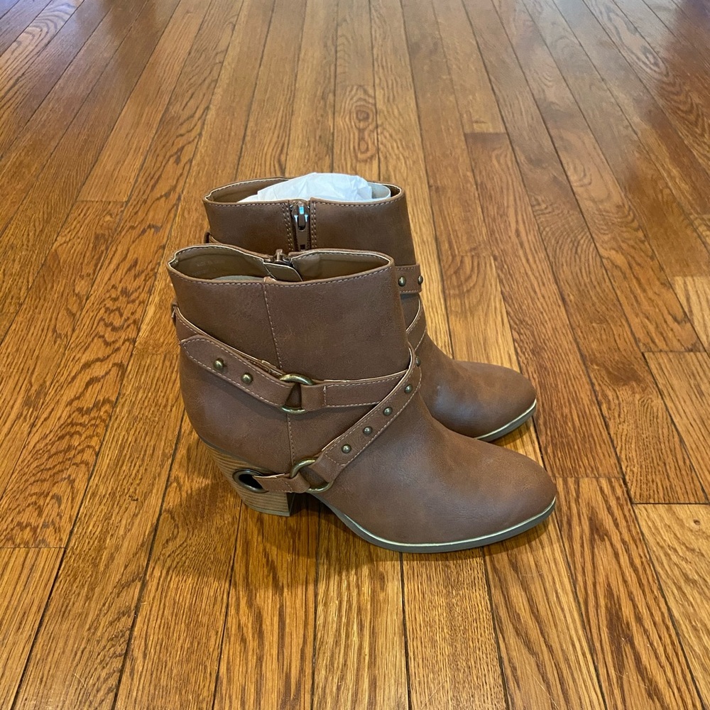 NEW Urban Outfitters heeled boots (9M)
